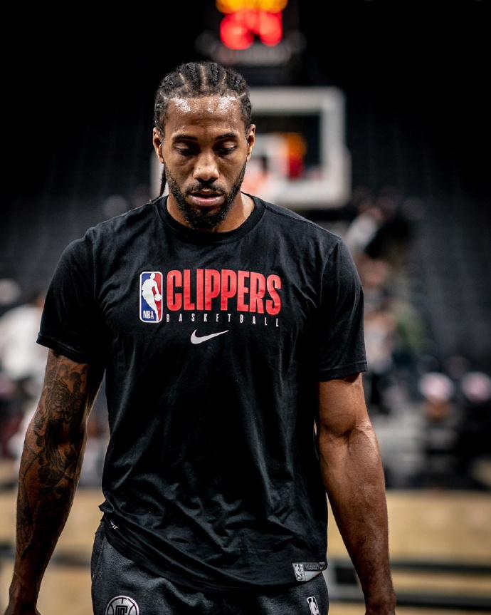 重拳打到对手没有还手之力，裁判无奈结束比赛干净版（重拳压制对手无力还击，裁判果断终止比赛(干净版)）