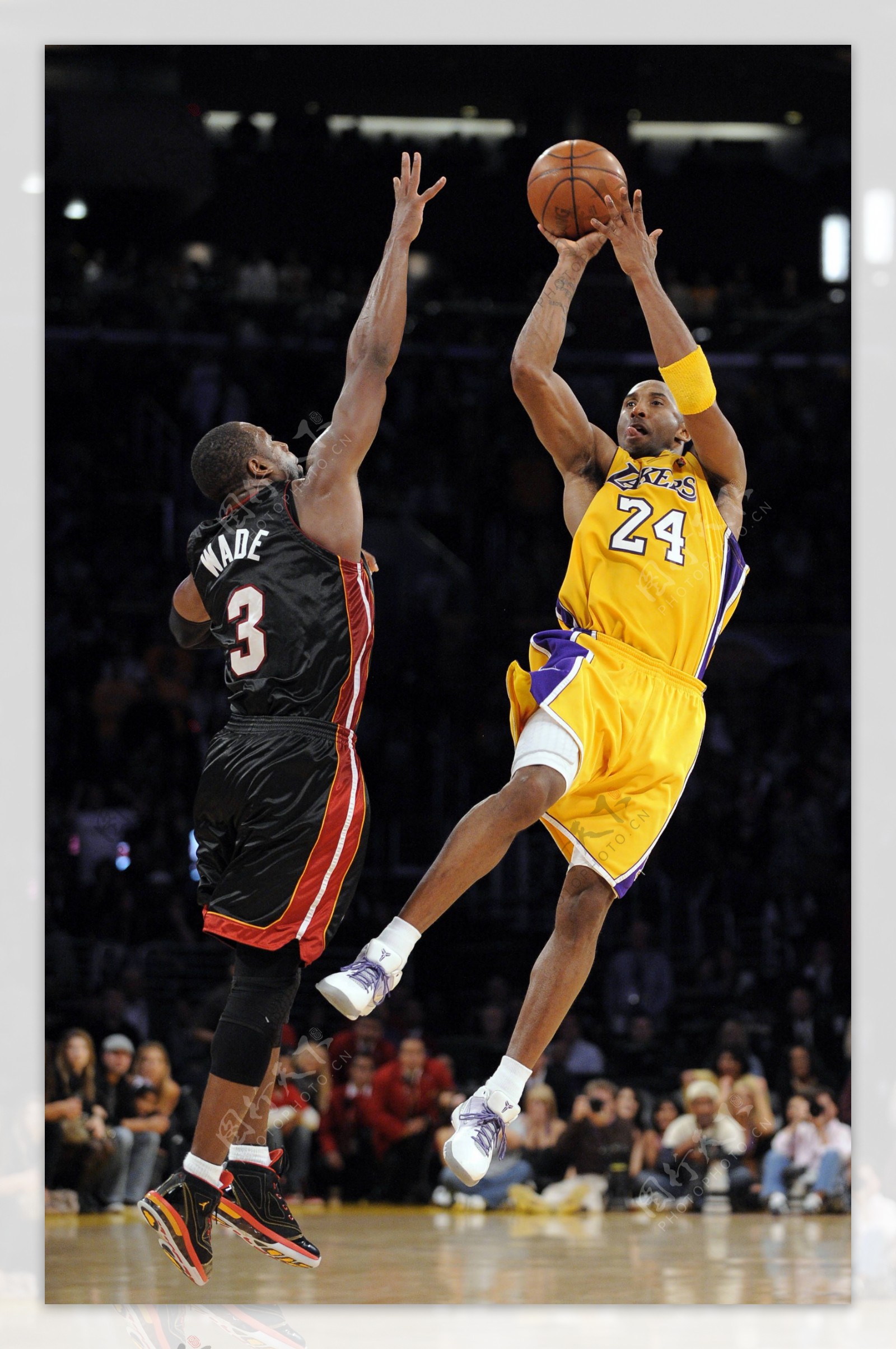 湖人詹姆斯关键发挥险胜76人，刷新个人40岁后得分纪录，豪取17胜稳居西部第二。（詹姆斯末节发力助湖人险胜76人，40岁后得分再创新高，豪取17胜稳居西部第二）