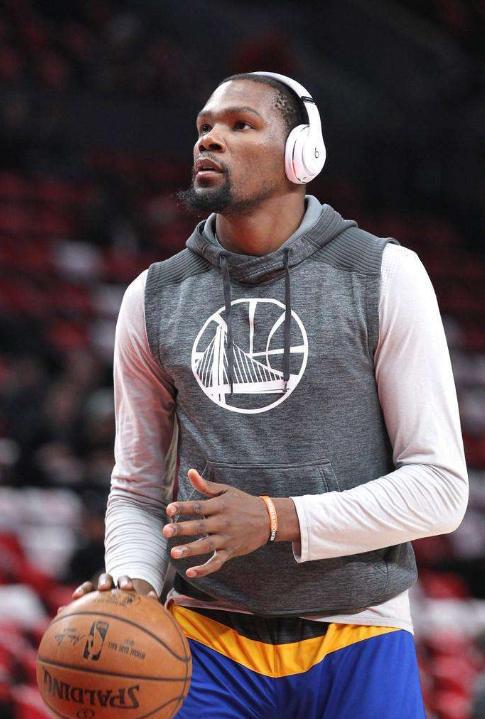 曼联客场4-1胜狼队，B费2射1传，取得3轮不败，积分追平切尔西，排名升至第六。（曼联客场4-1大胜狼队，B费双响+助攻，联赛三轮不败，积分追平切尔西升至第六位）